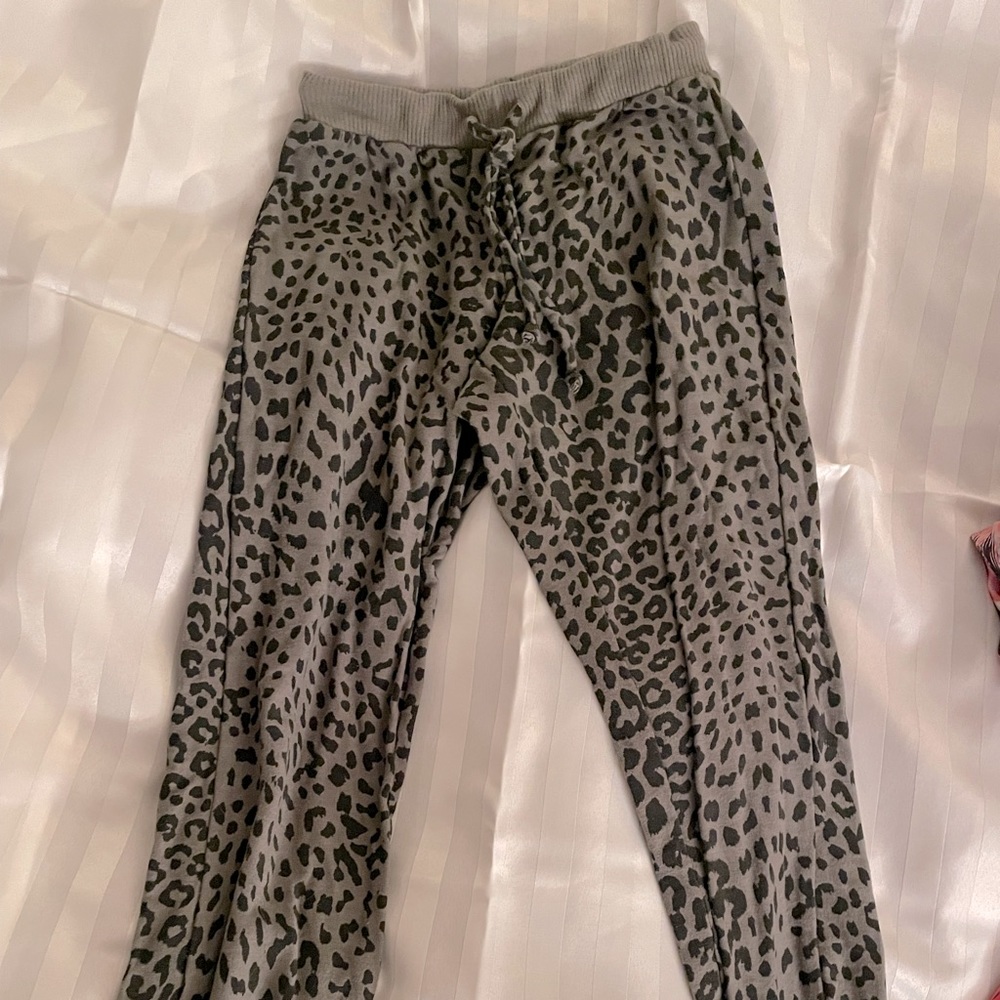 Cute light weight sweat pants! Army green and black cheetah print.